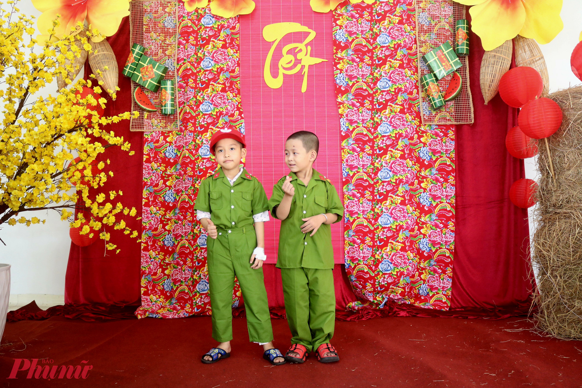 Các bé cùng tạo dáng để được chụp hình kỷ niệm trong tiểu cảnh tết - Ảnh: Mẫn Nhi