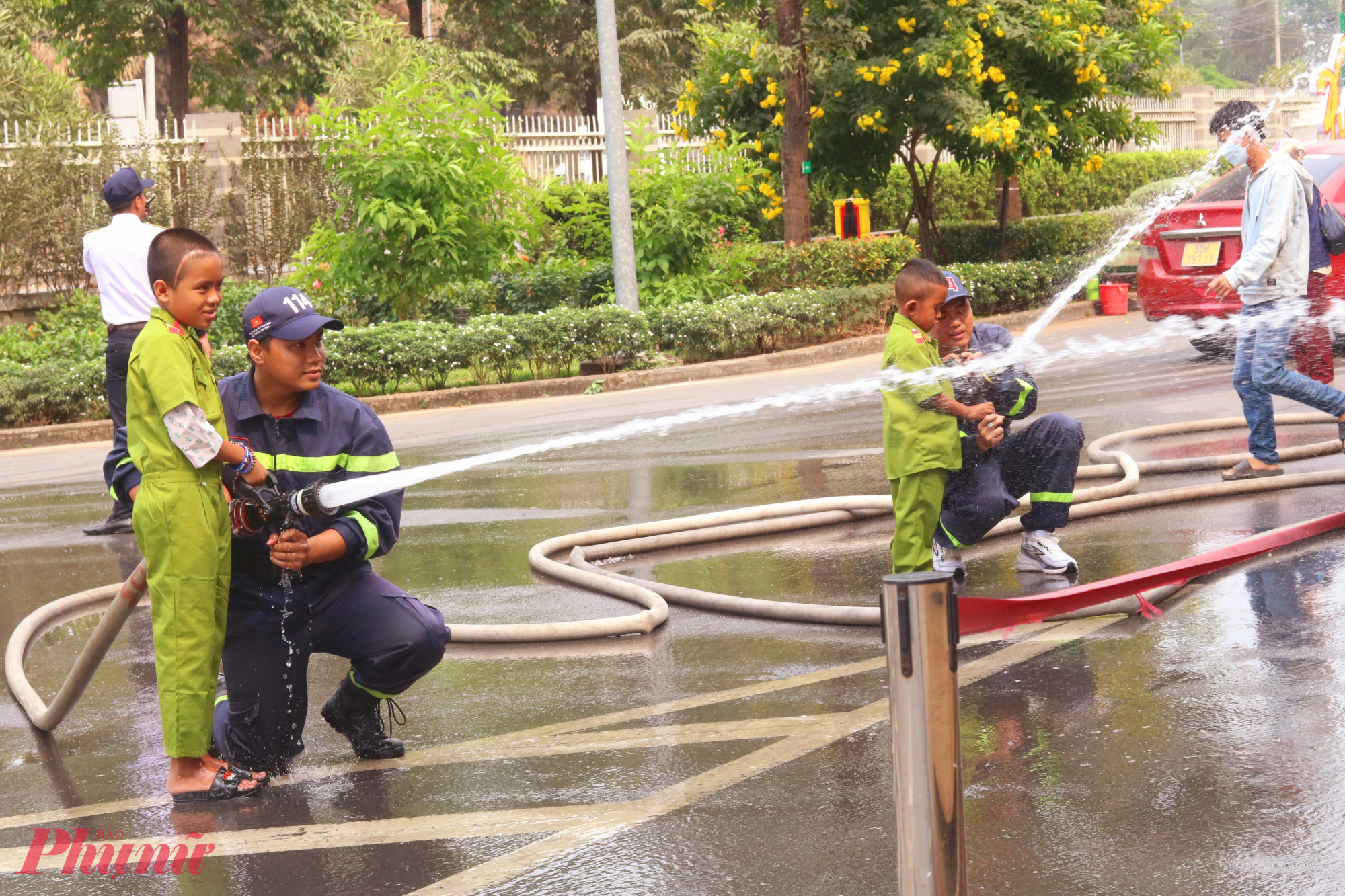 Bệnh nhi được hỗ trợ thực hành chữa cháy trên sân bệnh viện - Ảnh: Mẫn Nhi