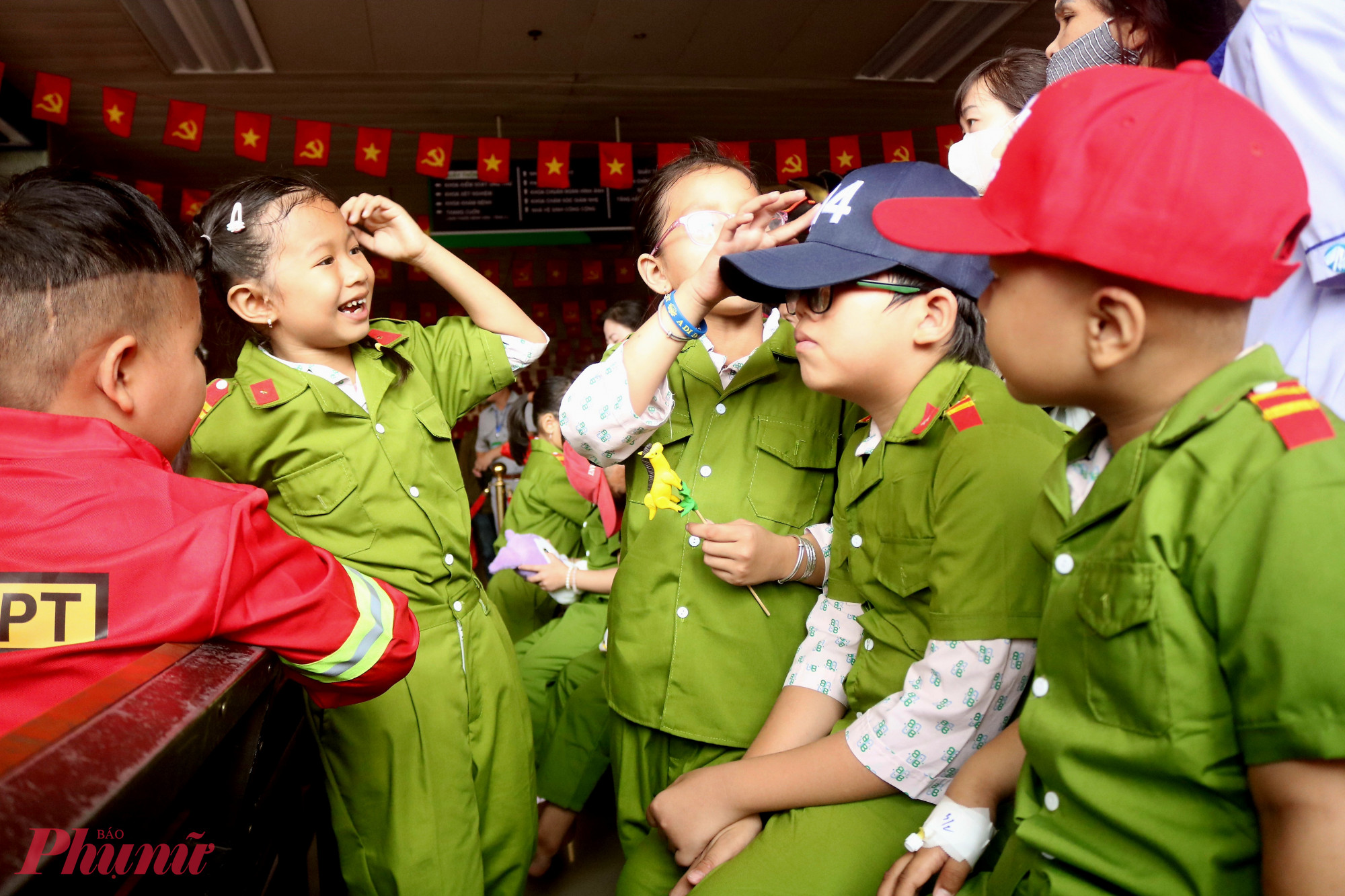 Bệnh nhi thích thú khi được trải nghiệm làm “chiến sĩ nhí” - Ảnh: Mẫn Nhi