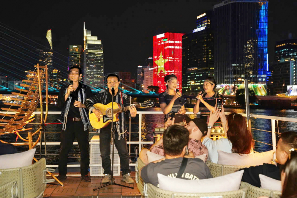 Du khách trải nghiệm các tiết mục âm nhạc đậm chất Tây Nguyên trên sông Sài Gòn vào buổi tối - ẢNH: QUỐC THÁI