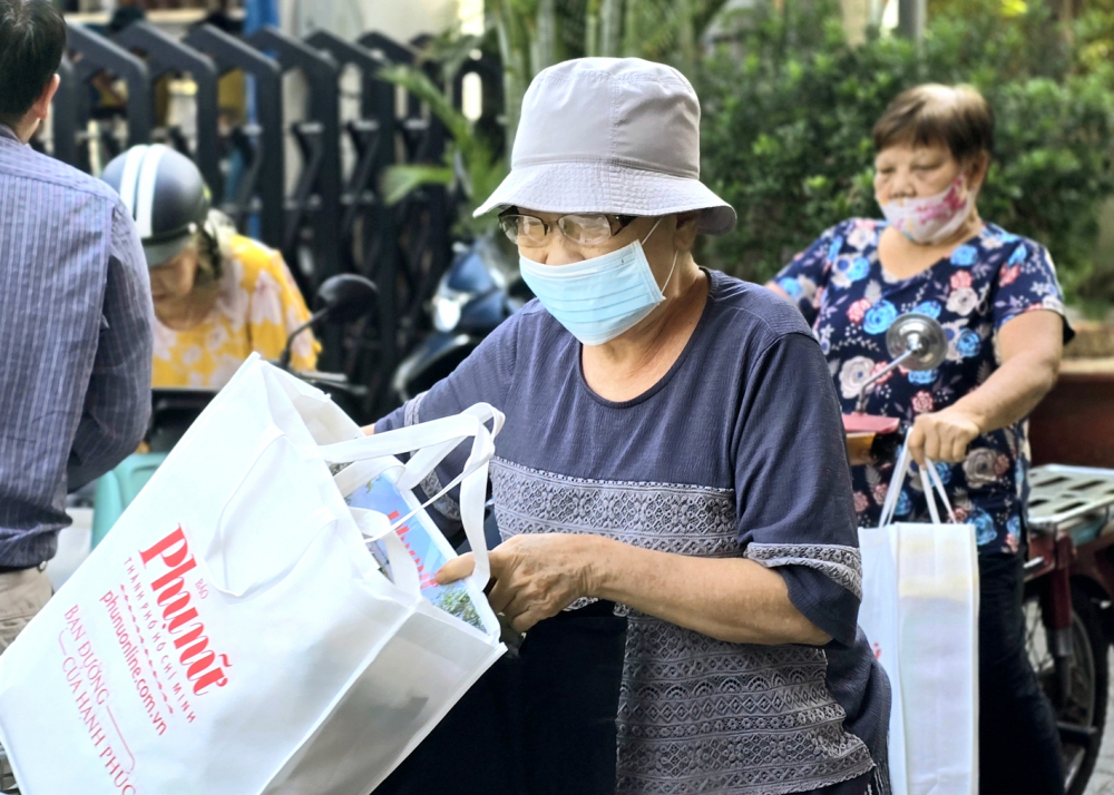 Tết ấm cho phụ nữ có hoàn cảnh khó khăn Các dì, các chị hội viên phụ nữ đến Báo Phụ nữ TPHCM nhận quà tết - ẢNH: TRANG NGUYỄN