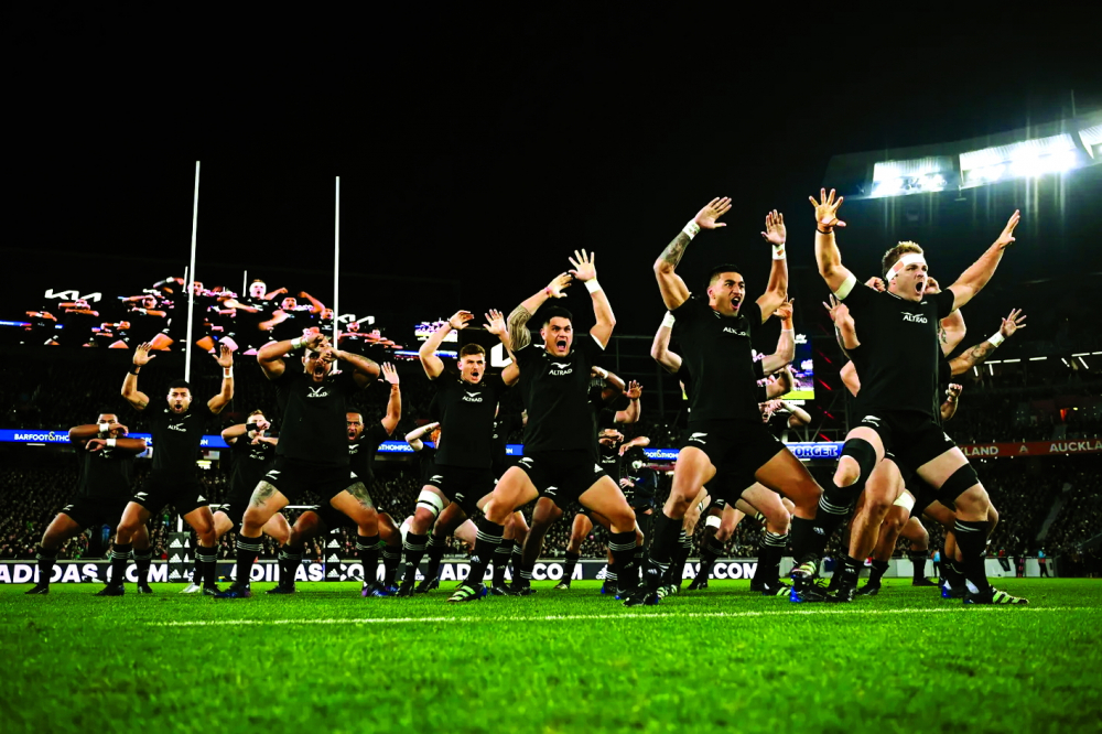 Các cầu thủ bóng bầu dục của đội tuyển quốc gia New Zealand trình diễn điệu nhảy Haka trước trận đấu với Ireland vào tháng 7/2022 - Nguồn ảnh: Getty Images