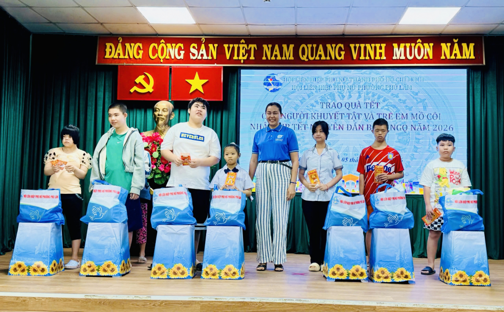 Hội đã trao 15 phần quà Tết cho người khuyết tật và trẻ em mồ côi - Ảnh: TP