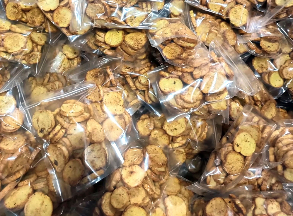 Các loại thực phẩm nhà làm không nhãn mác được rao bán rầm rộ với cam kết an toàn bằng miệng - Ảnh chụp màn hình