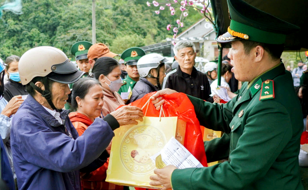Bộ đội biên phòng TP Huế tặng quà tết cho người dân vùng lũ xã Chân Mây - Lăng Cô - ẢNH: THUẬN HÓA