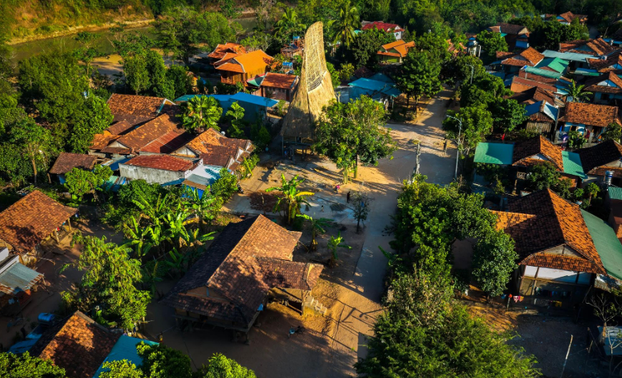  Làng Kon K’tu (Quãng Ngải) nhìn từ trên cao.