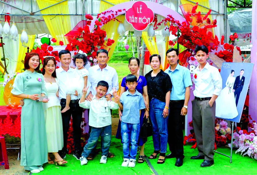 Về nhà qua màn hình điện thoại Kiều Ngân (bìa trái) cho biết, có được một tấm ảnh gia đình đầy đủ trong ngày tết là điều xa xỉ với người sống xa quê