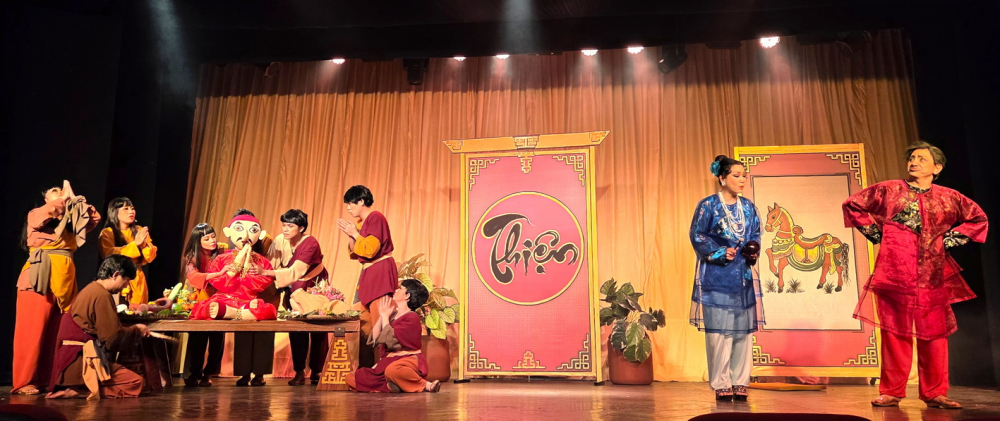 Làng Vô Tặc của nhà hát kịch IDECAF mang màu sắc hài kịch châm biếm dân gian - ẢNH: NGỌC TUYẾT