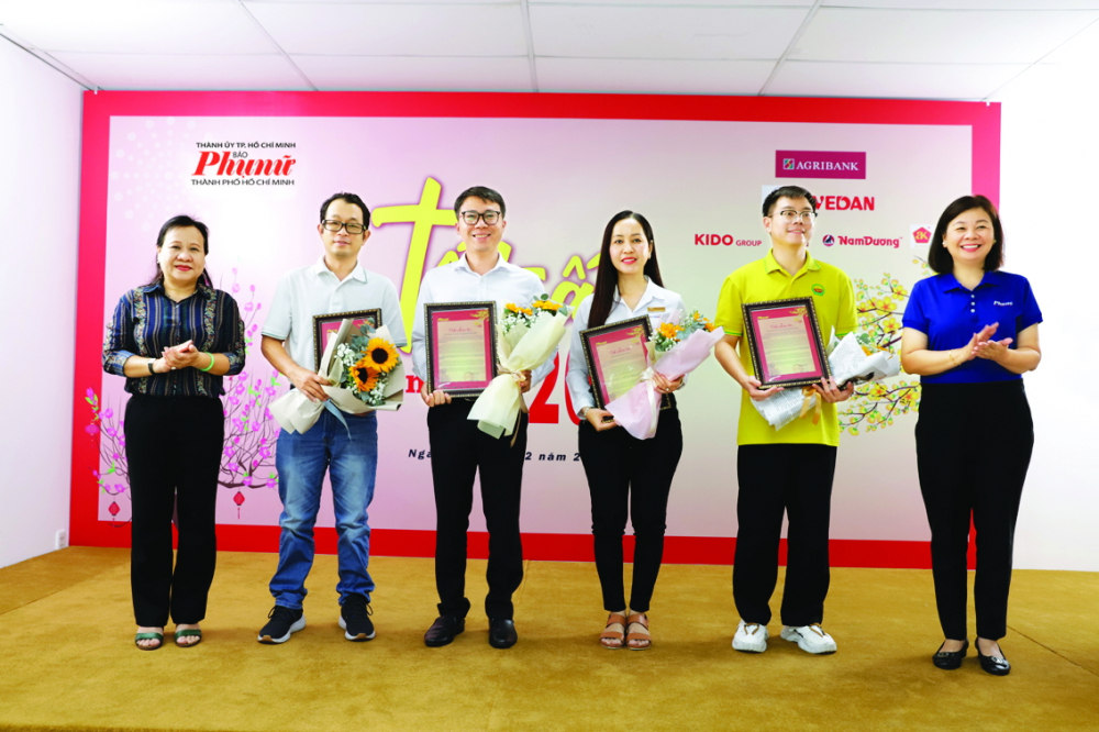 Tết ấm cho phụ nữ có hoàn cảnh khó khăn Bà Lý Việt Trung (bìa phải) - Tổng biên tập và bà Tạ Thị Nam Hồng (bìa trái) - Phó tổng biên tập Báo Phụ nữ TPHCM - trao thư cảm ơn các đơn vị đồng hành cùng chương trình - ẢNH: PHÙNG HUY