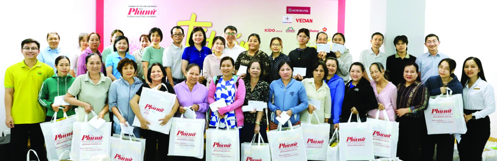 Tết ấm cho phụ nữ có hoàn cảnh khó khăn Đại diện Ban biên tập Báo Phụ nữ TPHCM và các đơn vị tài trợ tặng quà tết cho hội viên phụ nữ, nữ công nhân - ẢNH: PHÙNG HUY