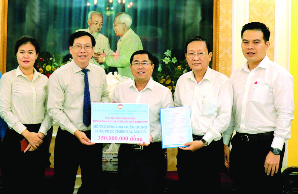 Tổng công ty  Cấp nước Sài Gòn  trao tặng  350 triệu đồng  hỗ trợ người dân bị bão lũ