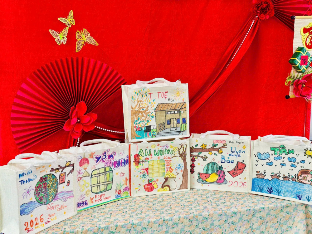 Học sinh tự tay trang trí sản phẩm bán đấu giá