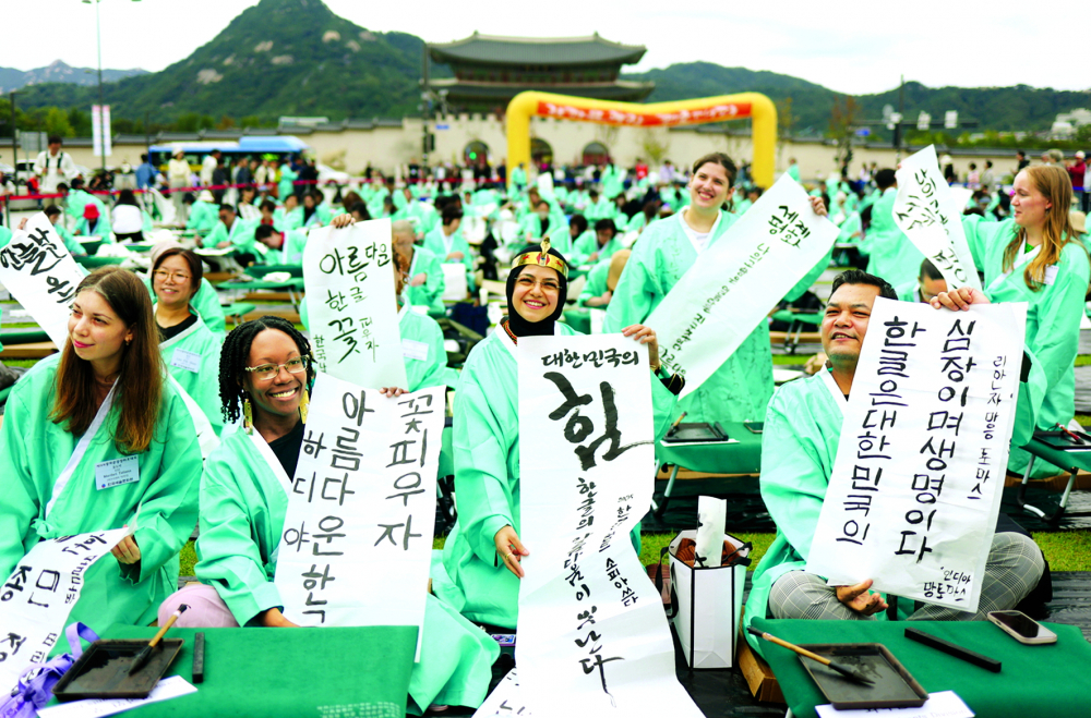 Công dân nước ngoài tham gia cuộc thi viết thư pháp Hàn Quốc  vào tháng 10/2025 tại Seoul, một phần trong chuỗi sự kiện kỷ niệm 579 năm ngày phát minh ra bảng chữ cái tiếng Hàn, Hangeul  - Nguồn ảnh: Yonhap