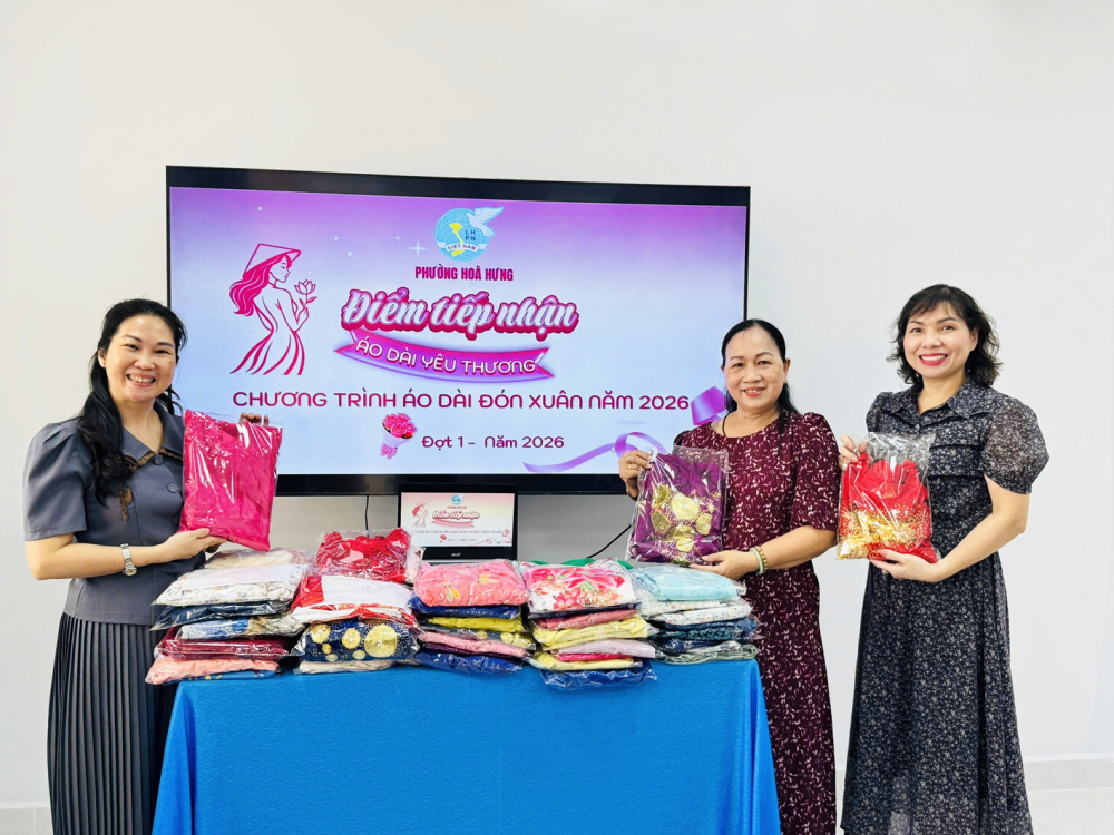 Cán bộ, hội viên phụ nữ phường Hòa Hưng quyên góp, phân loại, sắp xếp và đóng gói áo dài để trao tặng cho những chị em có hoàn cảnh khó khăn