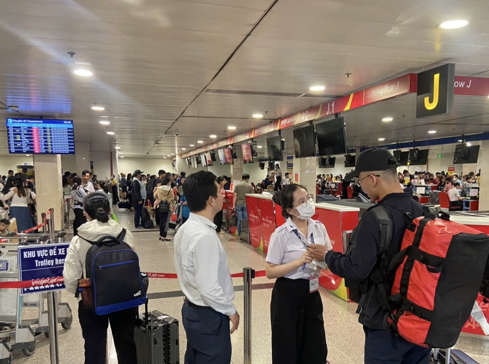 Các hãng hàng không cũng tăng cường các chuyến bay đêm phục vụ khách dịp cao điểm Tết. Ảnh: Quốc Thái