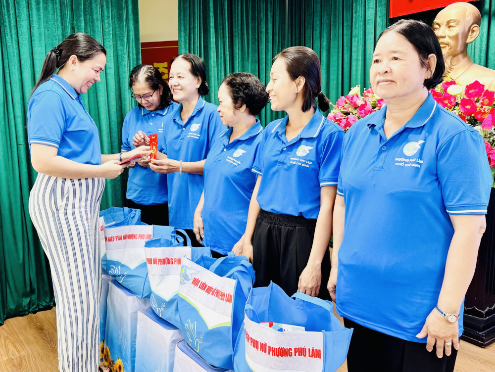 Bà Nguyễn Thị Kim Trang – Chủ tịch Hội LHPN phường Phú Lâm trao quà  Tết cho chi hội trưởng, chi hội phó hoàn thành tốt nhiệm vụ