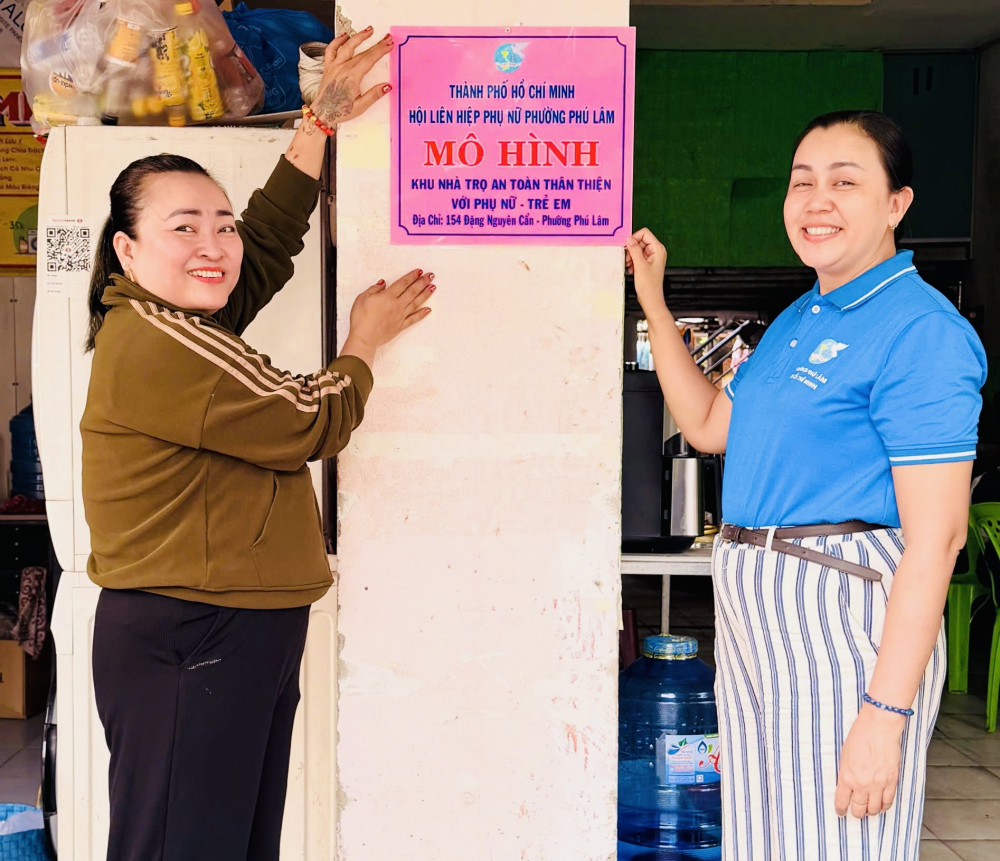 Hội LHPN phường Phú Lâm, TPHCM tổ chức lễ ra mắt mô hình “Khu nhà trọ an toàn, thân thiện với phụ nữ – trẻ em” tại địa chỉ số 154 đường Đặng Nguyên Cẩn - Ảnh: TP