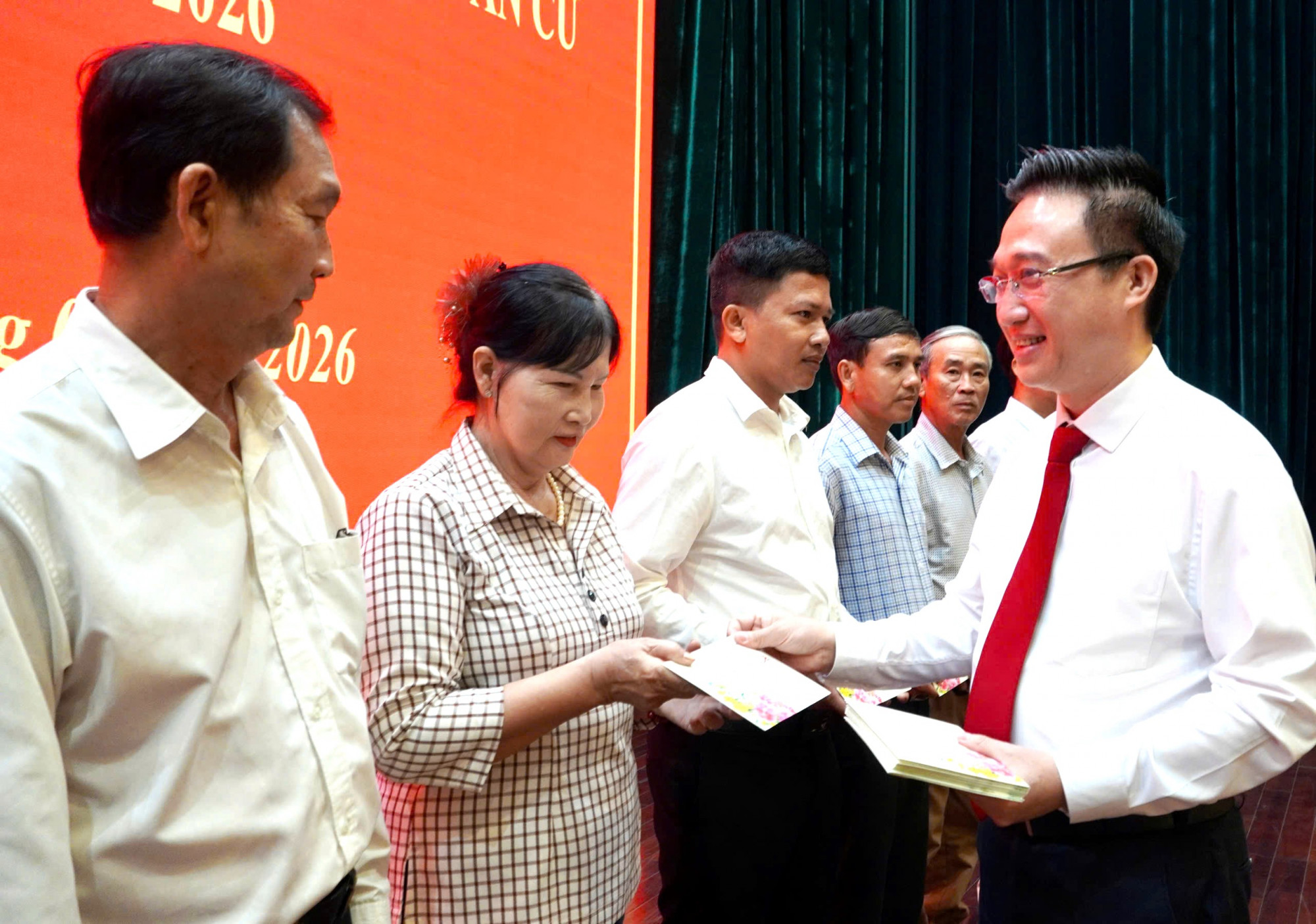 Đồng chí Đặng Minh Thông, Phó Bí thư Thành ủy TP HCM trao quà đến các Bí thư chi bộ khu phố, ấp, thôn tại hội nghị. Ảnh: TÙNG LÂM