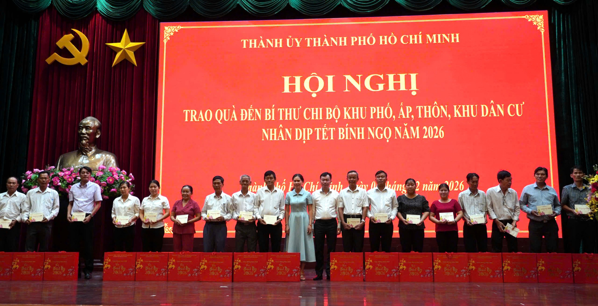 44 Bí thư chi bộ khu phố, ấp, thôn khó khăn thuộc khu vực Bà Rịa - Vũng Tàu trước đây vui mừng nhận món quà từ Thành ủy TPHCM