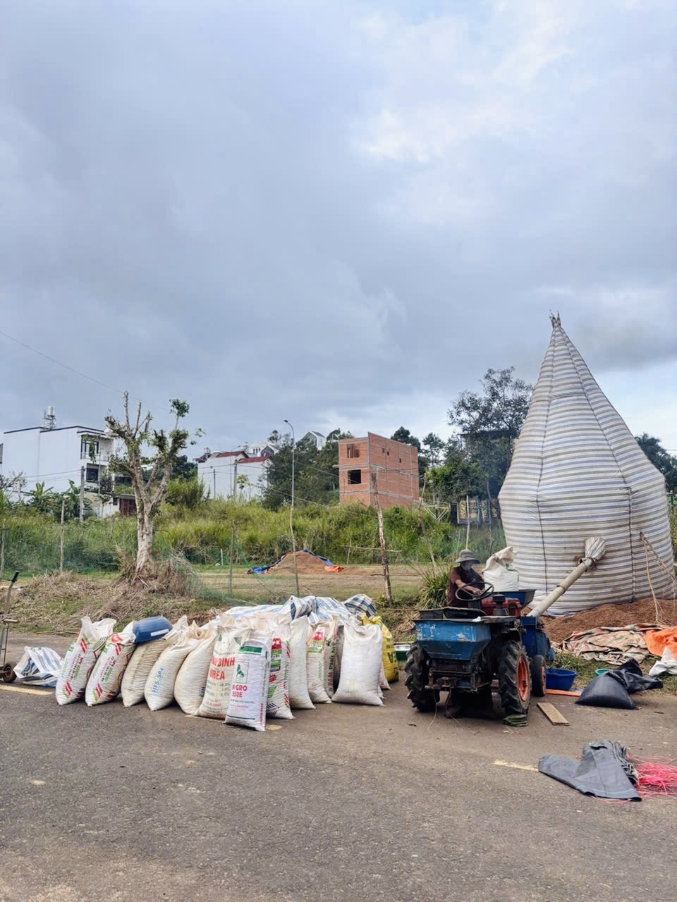 Tôi gói ghém hi vọng no đủ vào từng hạt cà phê, để rồi nhận ra chồng mình đã mang phần nhiều cho những kế hoạch chẳng có tôi (ảnh: tác giả cung cấp)