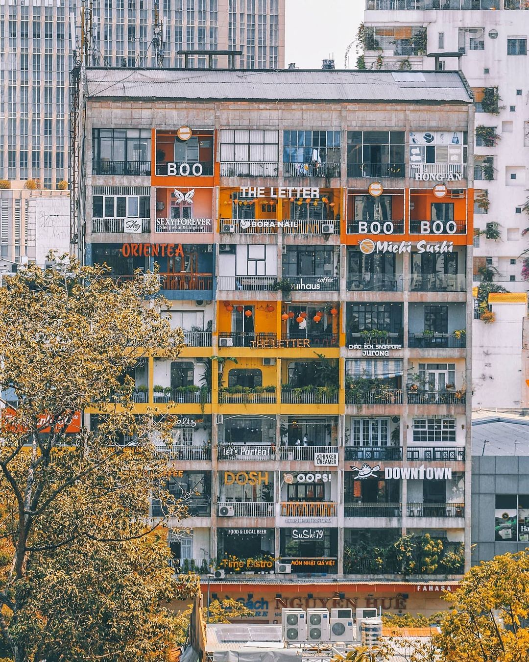 Chung cư 42 Nguyễn Huệ trước khi chỉnh trang. Đây là biểu tượng quen thuộc của phố đi bộ đã xuống màu theo năm tháng - Ảnh: FC Việt Nam