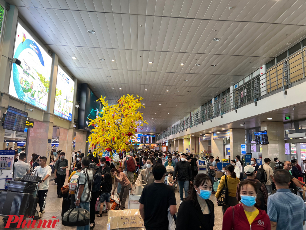 Khách đi lại cao điểm Lễ, Tết tại Cảng HKQT Tân Sơn Nhất. Ảnh: Quốc Thái