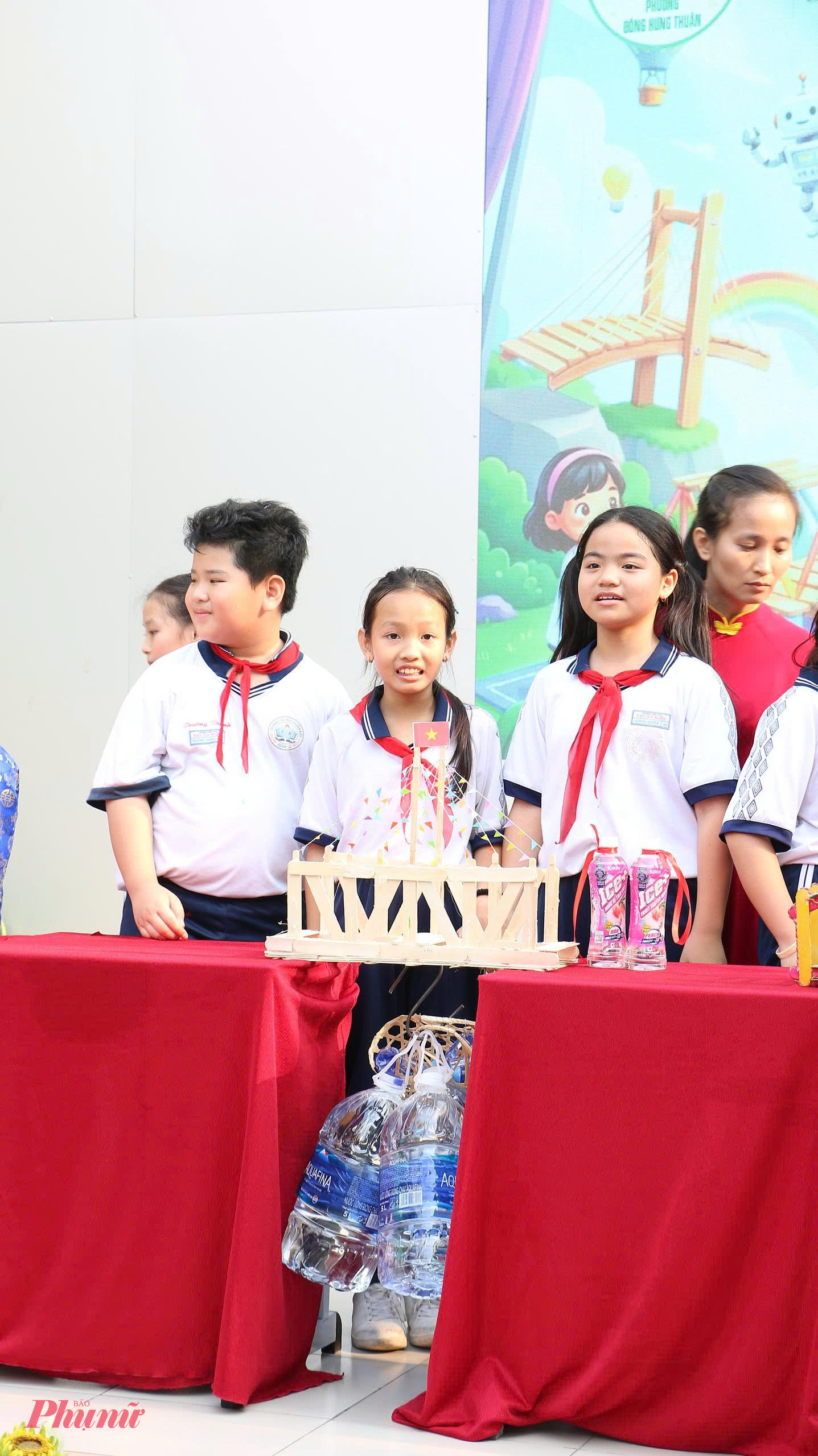 Dưới sự hướng dẫn của giáo viên, các kỹ sư nhí đã phải vận dụng kiến thức về trọng tâm, sự phân bố trọng lượng và tính chất của vật liệu để tính toán sao cho chiếc cầu của mình có thể đứng vững trước tác động của trọng lực.