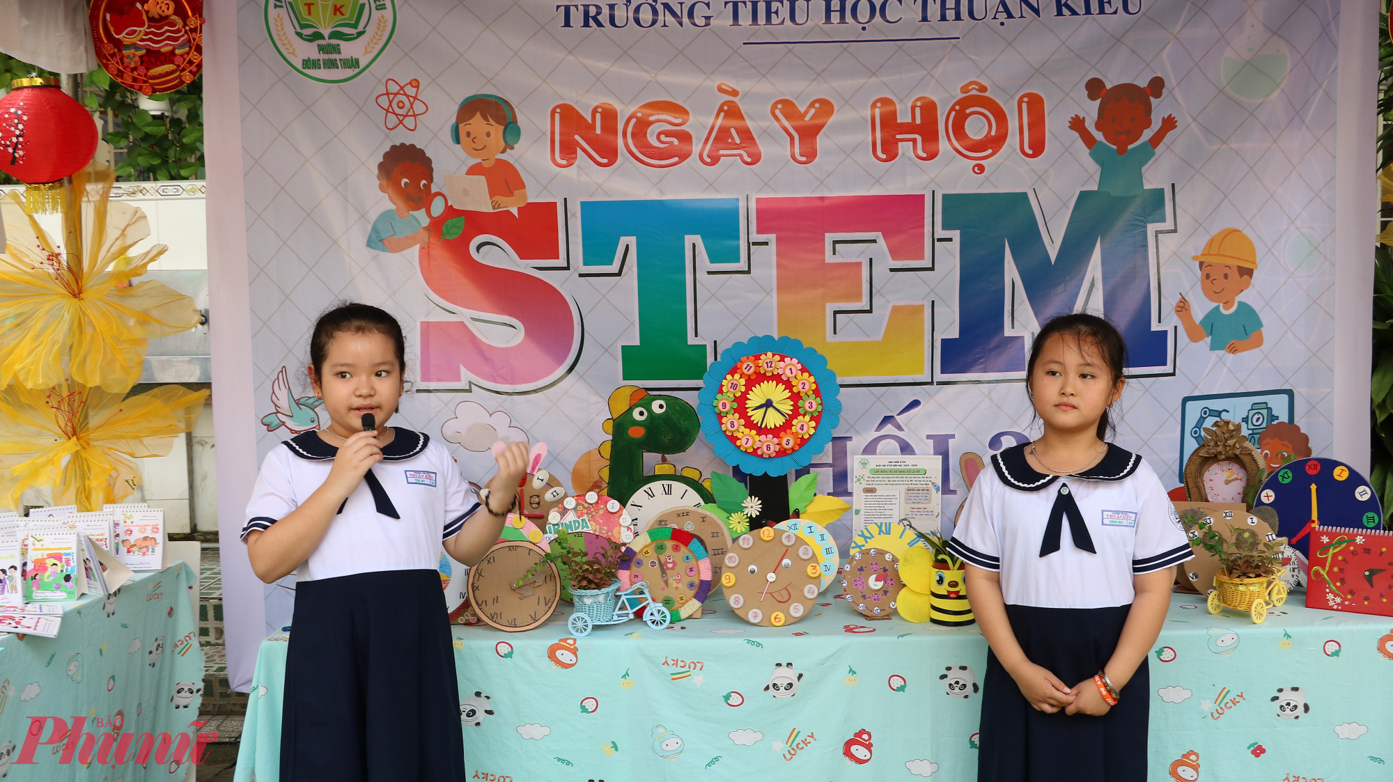 Những chiếc đồng hồ la mã làm từ bìa cứng 