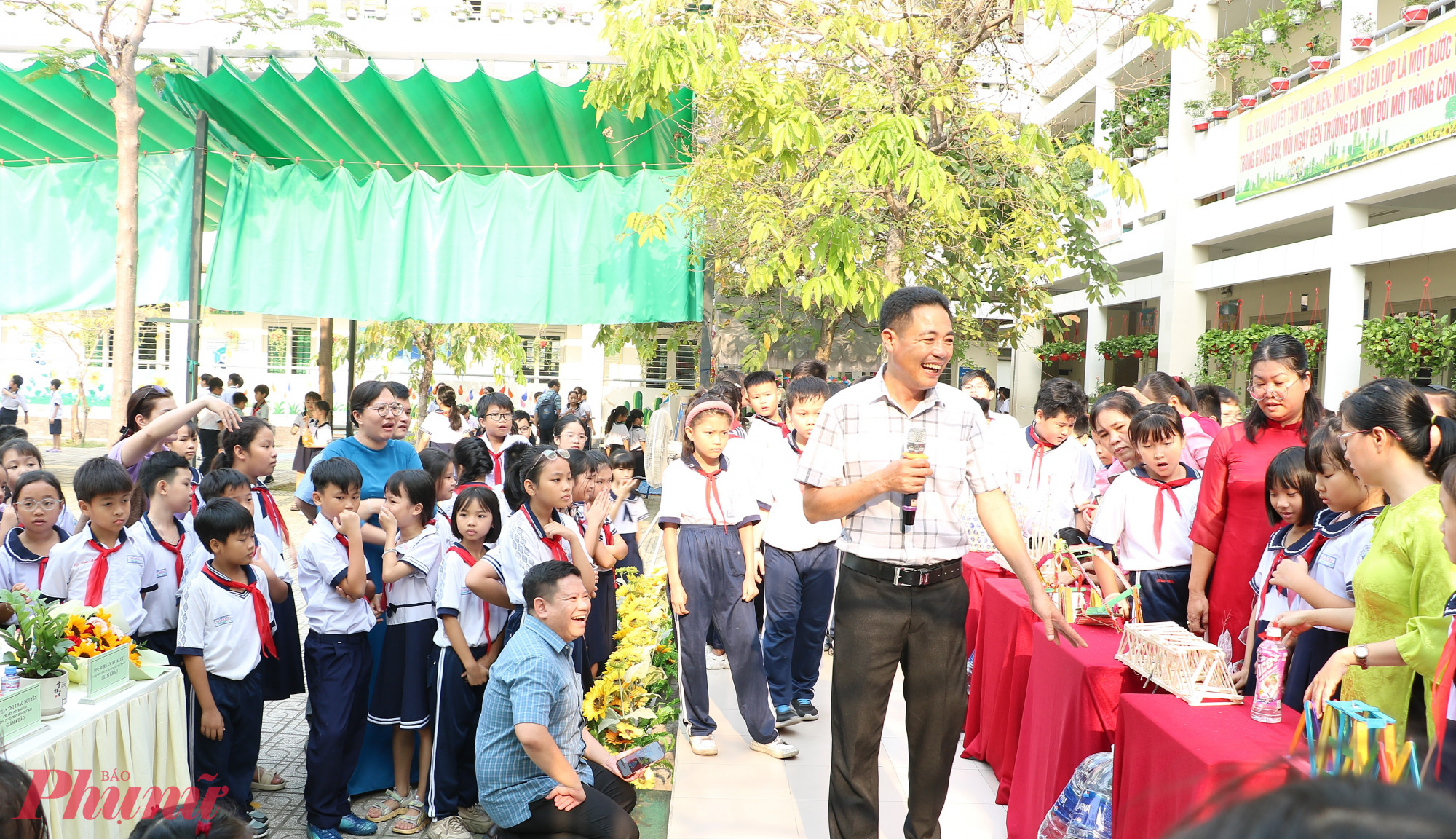 Học sinh tập trung theo dõi trận đấu Cầu trọng lực 