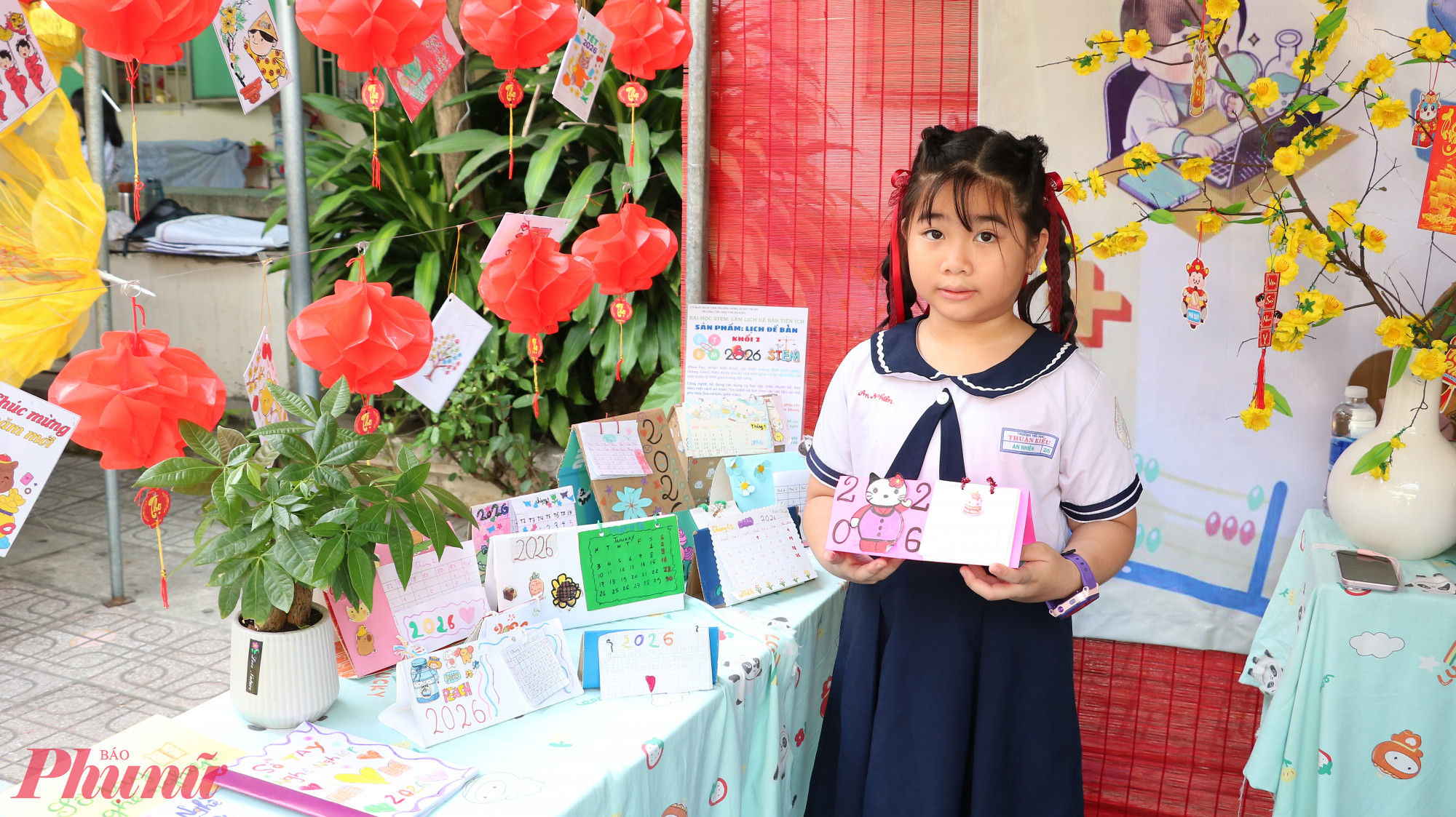 Trà My hướng dẫn bạn bè làm lịch để bàn 