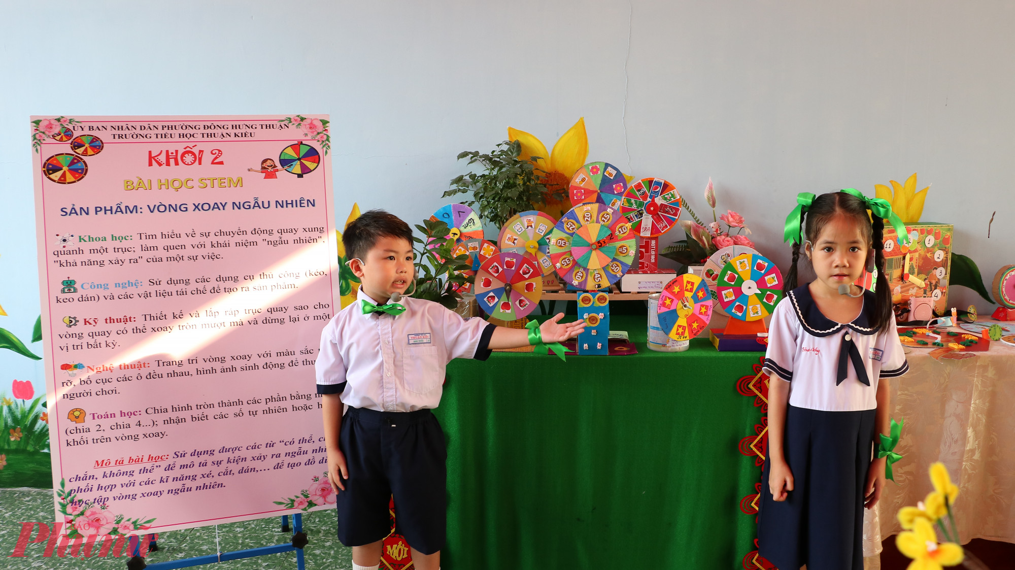 Anh Khôi gây ấn tượng nhờ cách phát âm rõ ràng, thần thái tự tin