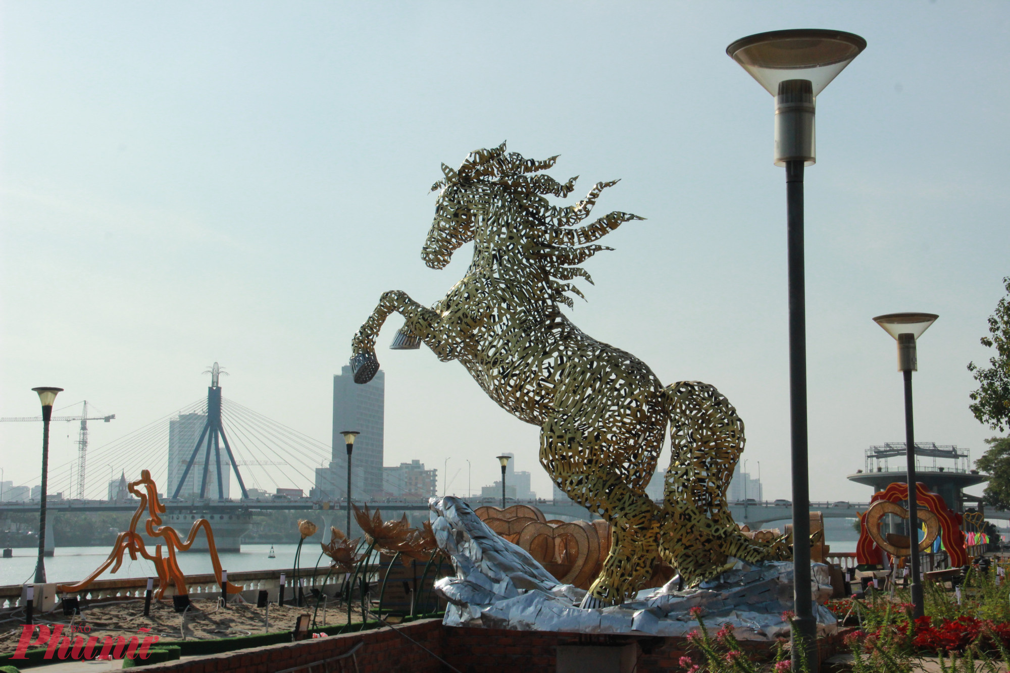 Linh vật thứ nhất mang tên “Kim Mã hợp nhất”, được bố trí tại khu vực sàn vỉa hè trước cầu chữ T, là hình ảnh đại diện cho Đà Nẵng của “hiện tại” trong không gian trang trí Tết năm nay.