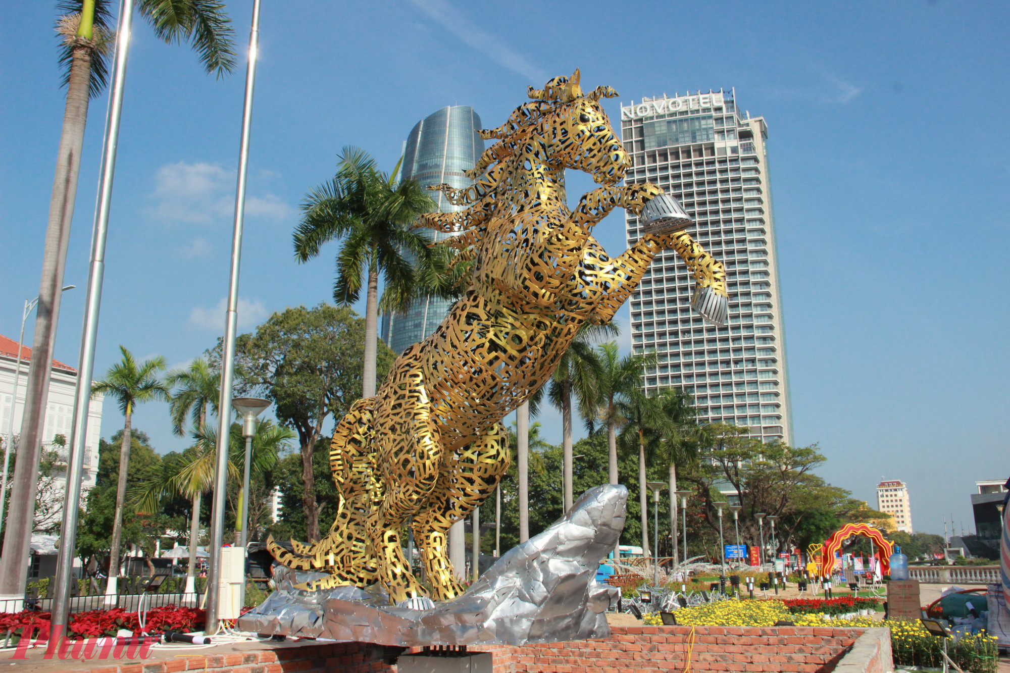 Tác phẩm được sáng tạo độc đáo bằng thủ pháp ghép chữ nghệ thuật, hình thành nên dáng vóc linh vật ngựa từ các khối chữ cấu thành tên thành phố Đà Nẵng cùng địa danh của 94 đơn vị hành chính cấp xã sau sắp xếp, bao gồm 23 phường, 70 xã và đặc khu Hoàng Sa.