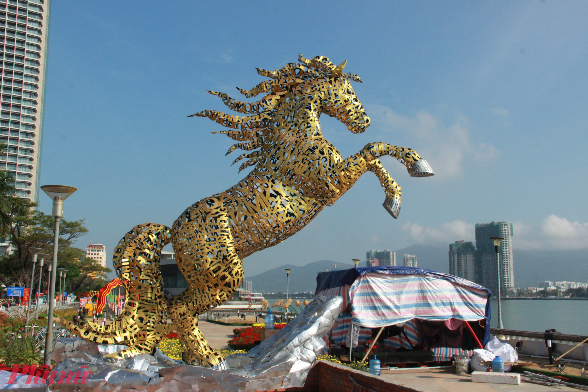 “Kim Mã Hợp Nhất” chính là hình ảnh của tinh thần đoàn kết, thống nhất và khát vọng phát triển của Đà Nẵng.