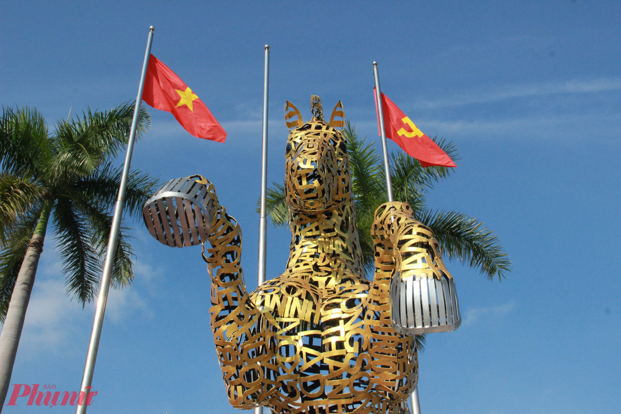 Đây không chỉ là một cách thể hiện mới mẻ về mặt tạo hình, mà còn mang ý nghĩa sâu sắc về sự hội tụ, liên kết và thống nhất trong diện mạo chung của thành phố.