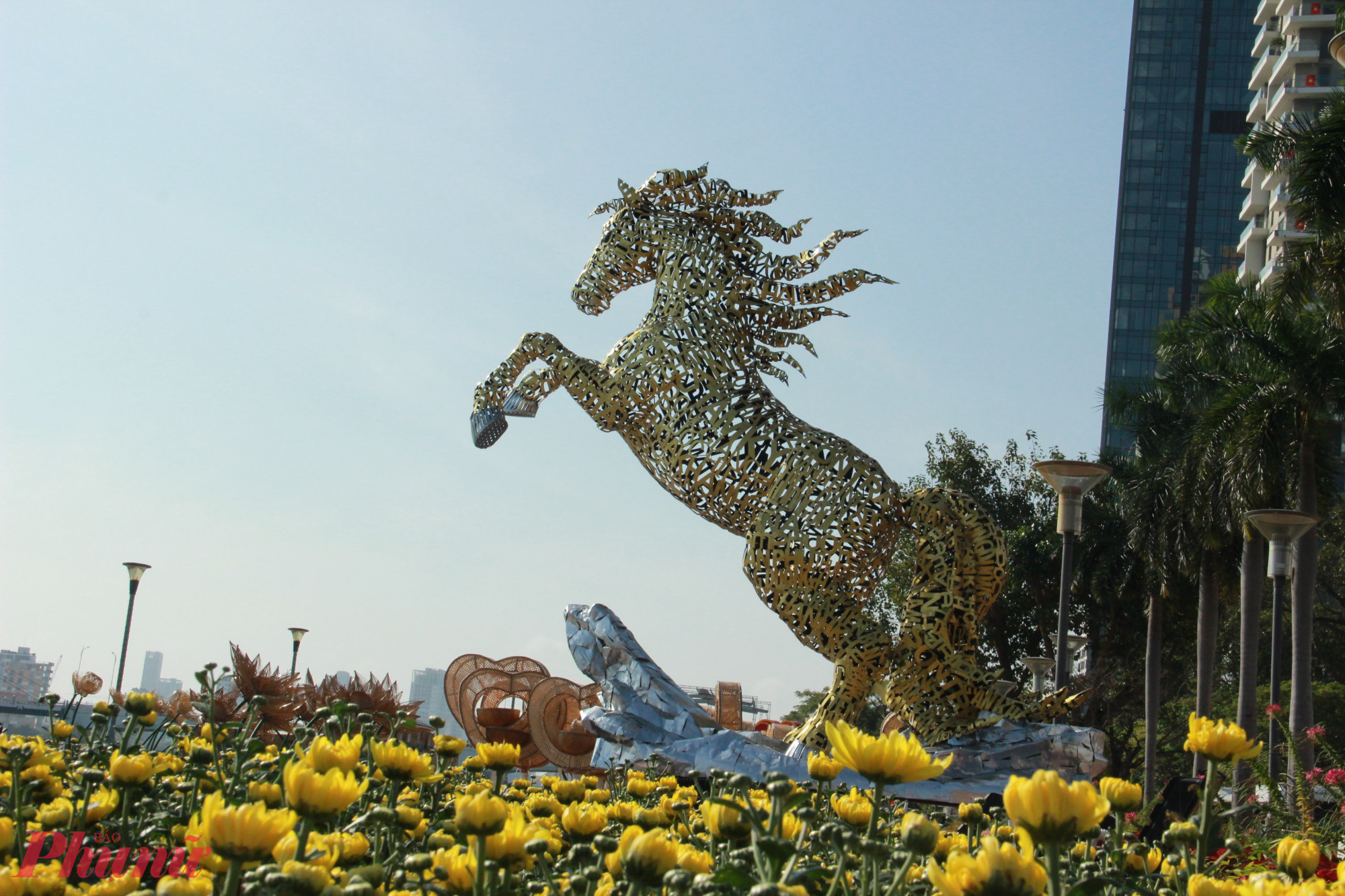 Với kích thước 3,7m x 3,8m x 1,5m, “Kim Mã hợp nhất” mang dáng vóc bề thế, cân đối, hài hòa giữa giá trị mỹ thuật và biểu trưng của không gian đô thị hiện đại.