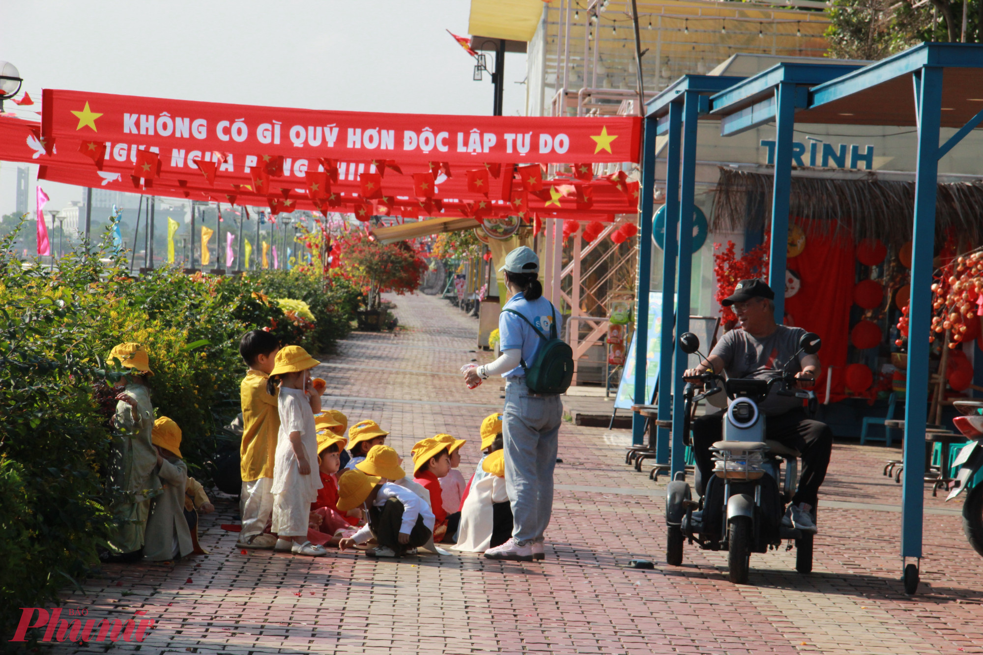 Theo đó, tại thành phố Đà Nẵng (trước đây), UBND thành phố đã phê duyệt chủ trương đầu tư dự án trang trí Tết với 14 vị trí trang trí hoa Tết tại các khu vực trung tâm thành phố. Cùng với đó, đầu tư duy tu, sửa chữa và trang trí mới hệ thống điện chiếu sáng tại một số trục, tuyến đường chính của trung tâm đô thị.