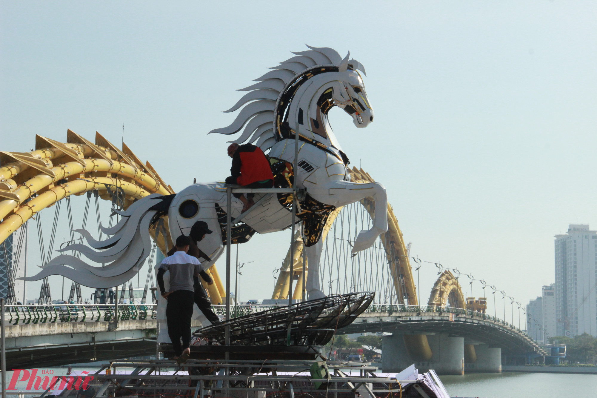 Linh vật thứ hai trong bộ sưu tập trang trí tết năm 2026 là mô hình ngựa máy mang tên “Kim Mã 4.0”, được bố trí tại khu vực sàn cảnh quan phía nam, đoạn đuôi cầu Rồng.