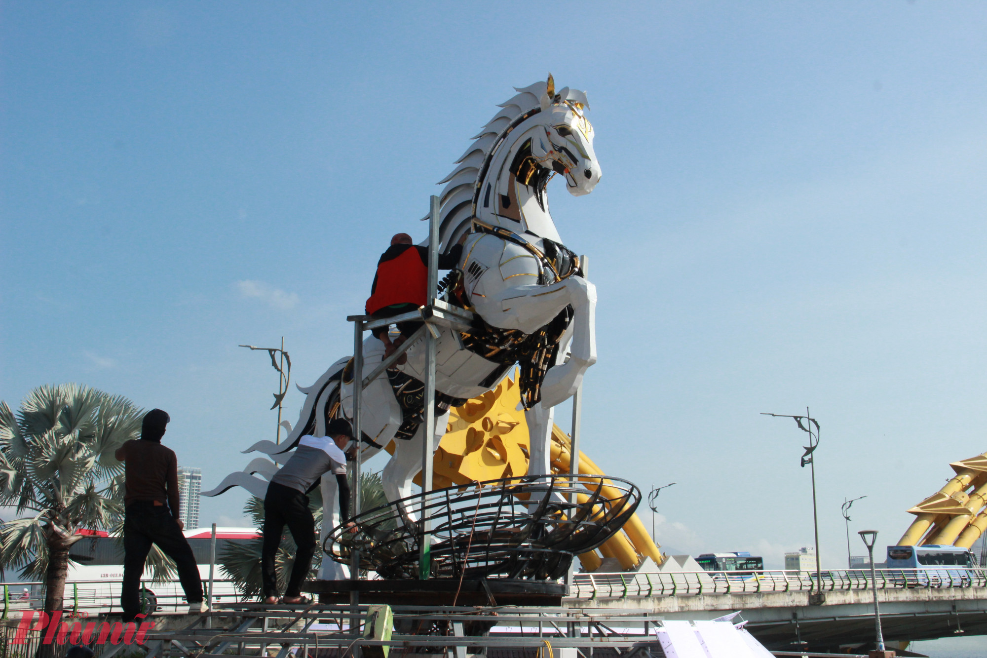 “Kim Mã 4.0” mang phong cách tạo hình đương đại với những đường nét gọn gàng, khỏe khoắn và năng động, thể hiện tinh thần tốc độ, đổi mới và khả năng thích ứng không ngừng.