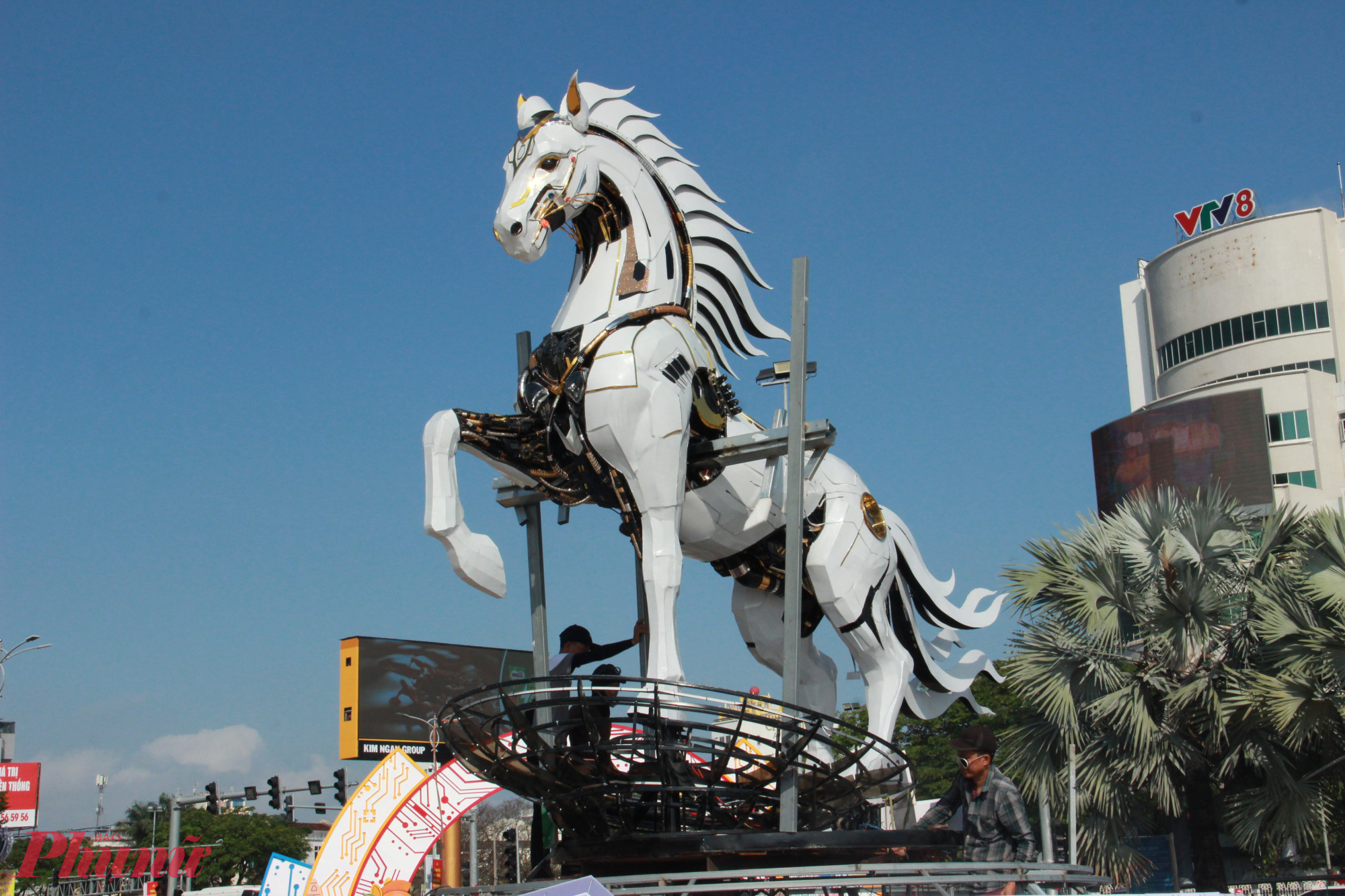 Tác phẩm có chiều cao 4,3m, chiều dài 5,1m, bề rộng phần đế 2,6m, trở thành biểu trưng nổi bật cho hình ảnh Đà Nẵng của tương lai – hiện đại, bứt phá và giàu khát vọng.