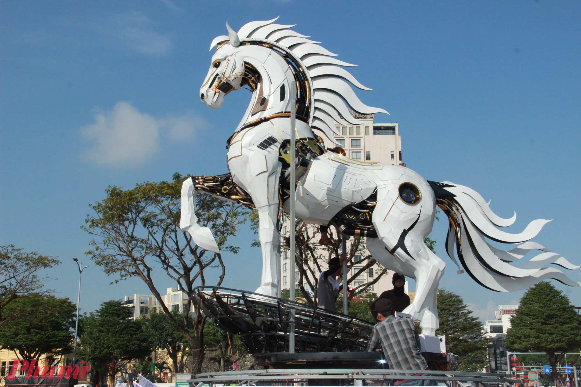 2 linh vật đều do nghệ nhân Đinh Văn Tâm (tỉnh Quảng Trị) trực tiếp sáng tác và thi công.