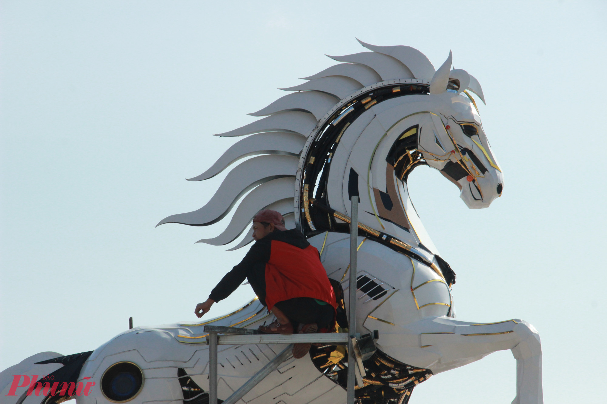 Hình tượng ngựa – biểu tượng của sự bền bỉ, tiên phong và vươn xa được khai thác như một thông điệp về ý chí phát triển mạnh mẽ của thành phố trong kỷ nguyên chuyển đổi số, xây dựng đô thị thông minh, thúc đẩy kinh tế số và hướng đến một xã hội số toàn diện.