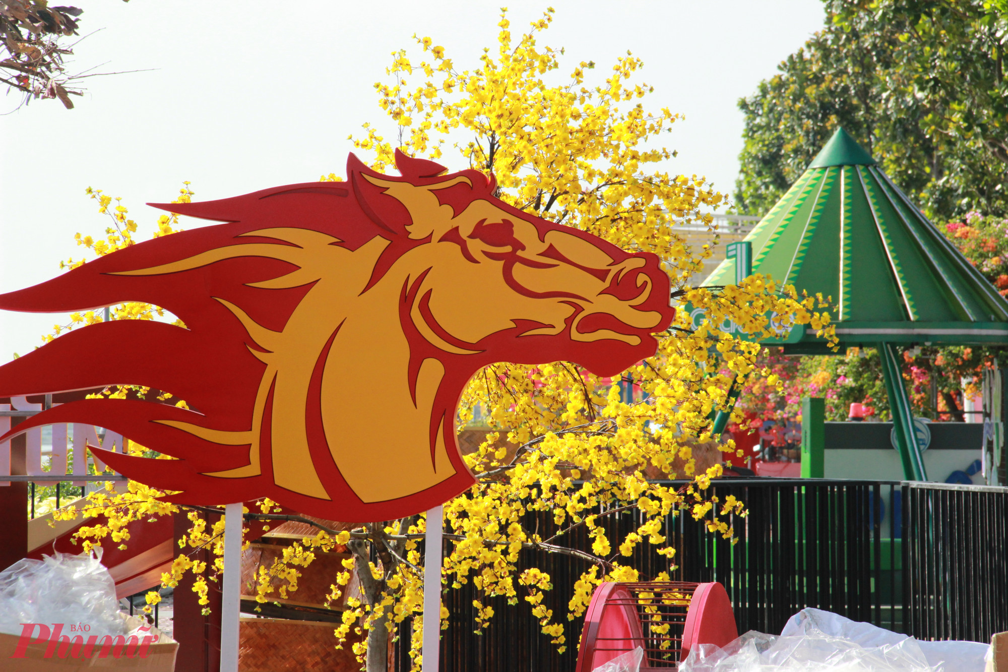 Phương án thiết kế được phê duyệt năm nay lấy linh vật ngựa – biểu tượng của sức mạnh, khát vọng và bứt phá làm trục xuyên suốt, kết nối các không gian đô thị, truyền tải thông điệp về khát vọng phát triển của thành phố Đà Nẵng từ quá khứ đến hiện đại và hướng tới tương lai.