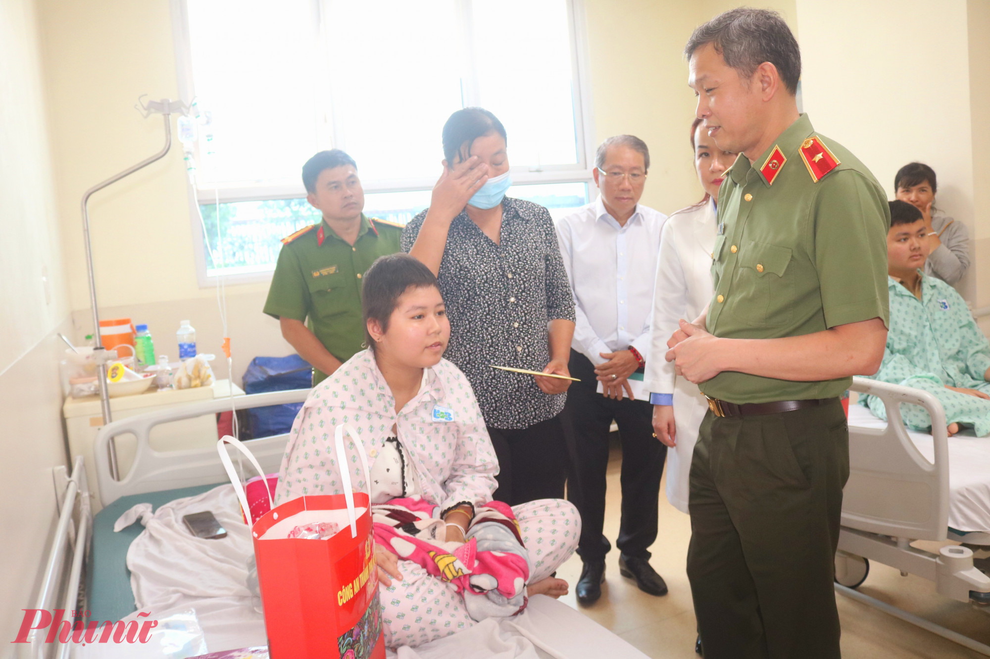 Thân nhân của các bé xúc động trước sự quan tâm và hỗ trợ từ ban tổ chức chương trình - Ảnh: Mẫn Nhi