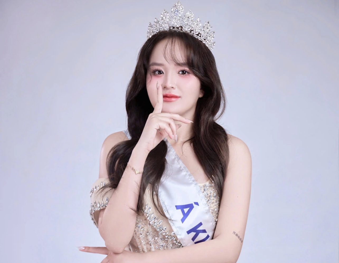 Bùi Thị Phương Linh khi nhận danh hiệu Á khôi 1 tại cuộc thi sắc đẹp. Ảnh: FBNV