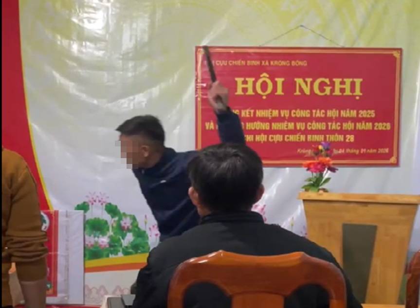 Người đàn ông cầm dao đến cuộc họp chi bộ thôn gây gổ - ảnh: T.D.