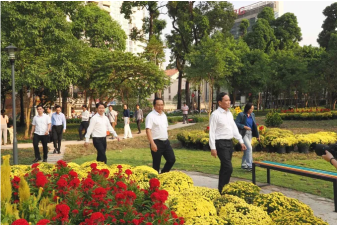 Bí thư Thành ủy TPHCM Trần Lưu Quang cùng Chủ tịch UBND TPHCM Nguyễn Văn Được khảo sát công viên tạm thời tại khu vực nhà thi đấu Phan Đình Phùng. Ảnh: Hoàng Hùng