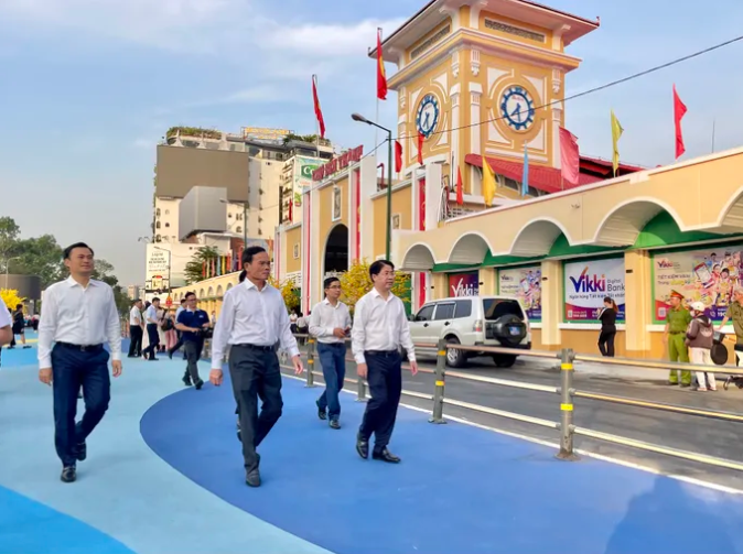 Bí thư Thành ủy TPHCM Trần Lưu Quang khảo sát khu vực chợ Bến Thành. Ảnh: Hoàng Hùng