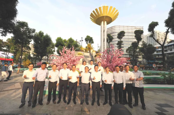 Đoàn khảo sát chụp ảnh lưu niệm tại khu vực Hồ Con Rùa. Ảnh: Hoàng Hùng