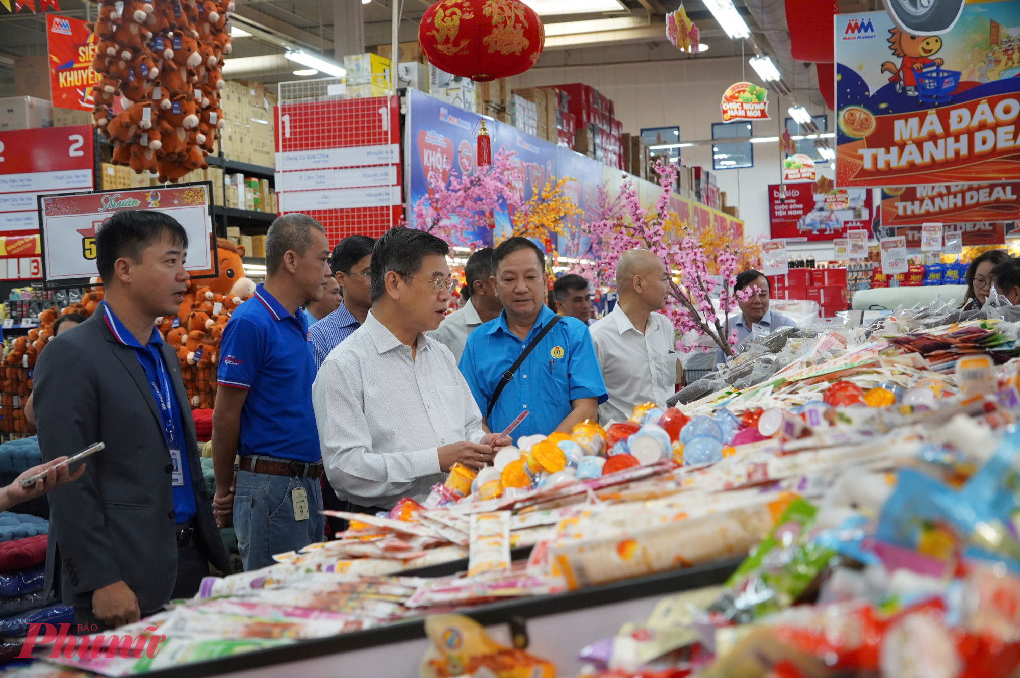 Đoàn công tác UBND TPHCM kiểm tra hàng tết tại siêu thị MM Mega Market An Phú